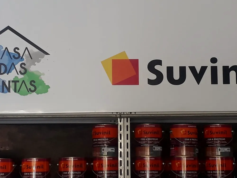 Tintas, rolos e pincéis organizados
